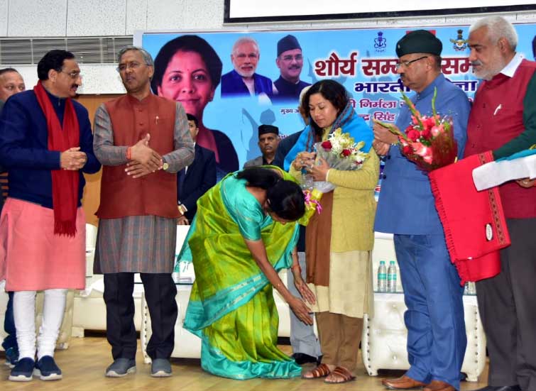 defence minister nirmala sitaraman honors martyr families uttarakhand